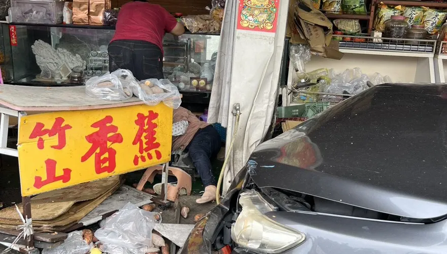影/南投竹山汽車疑疲勞恍神！撞進特產店2員工受傷