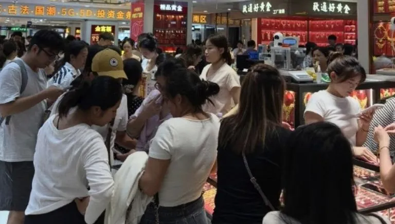 金價跌破4000美元！深圳湧現搶金人潮「比菜市場還擠」
