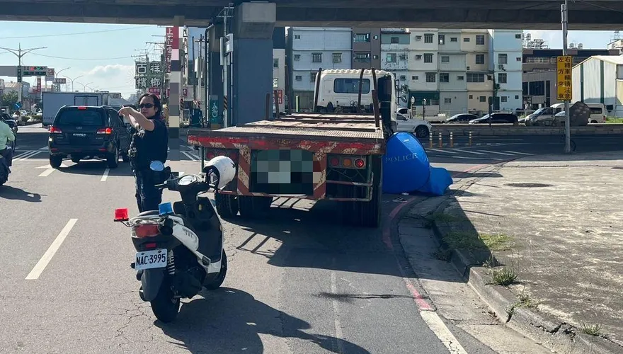 悚！仁武拖板車右轉碰撞　59歲女騎士遭捲入輪下當場死亡