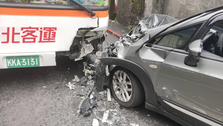 影/金瓜石狹路相逢閃不過！客運、轎車對撞　駕駛送醫