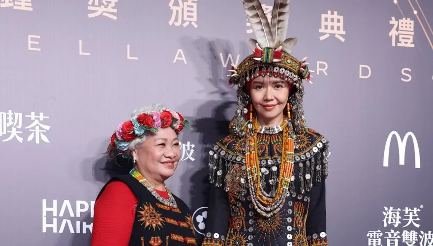 金鐘61/于子育穿「親製族服」登紅毯！陷《親密之海》深淵：絕不能失去自我