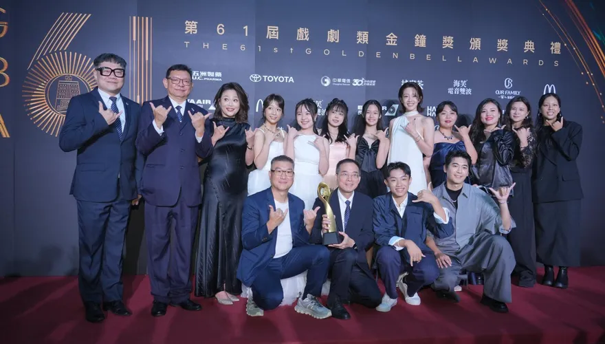金鐘61/擊敗強敵！《我們六個》獲9438票奪人氣獎　劇組迎好彩頭