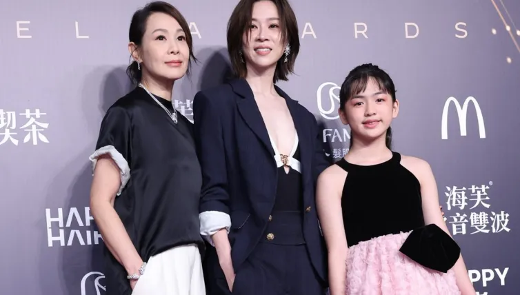 金鐘61/同框劉若英！謝盈萱深V戰袍「正面全開」破尺度曬半球