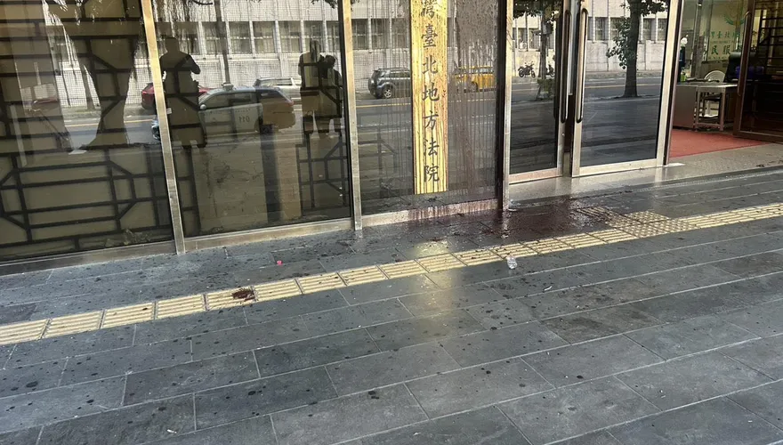 影/北院又遭攻擊！狂男對正門牌匾潑糞、污物桶砸進大廳