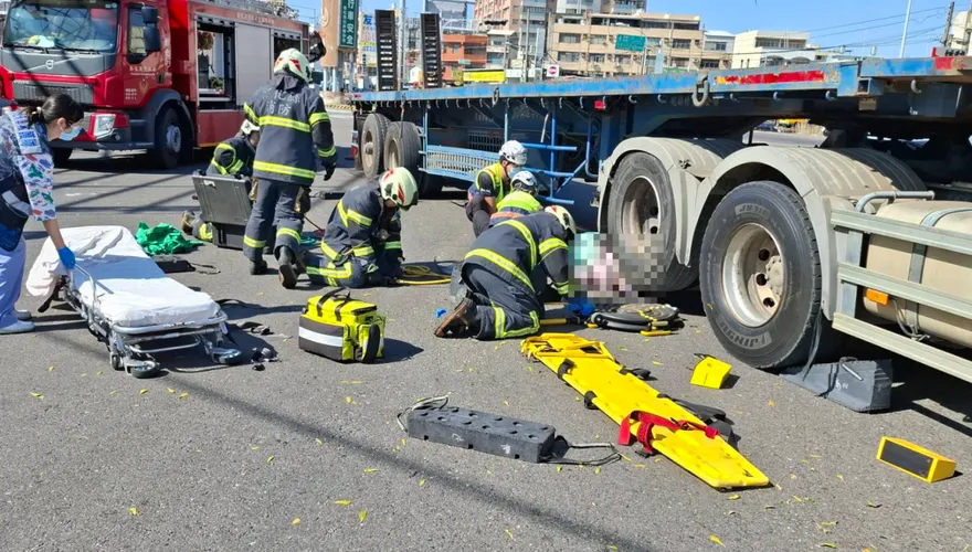 影/彰化交流道前奪命車禍！拖板車碰撞雙載機車　夫妻遭輾斷魂
