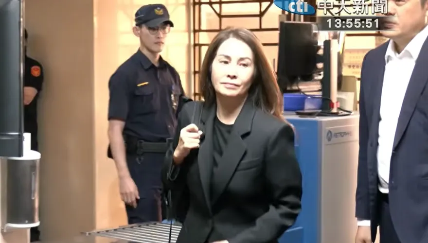 影/高金素梅「國安監聽14年」助理費案首度出庭！一身黑微笑不語