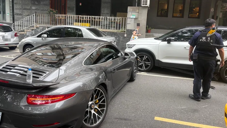影/台北75歲翁遭吊照還開　租700萬保時捷連撞2車