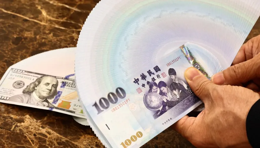 楊金龍揭台幣狂貶關鍵：外資大撤台股逾1兆　匯走543億美元