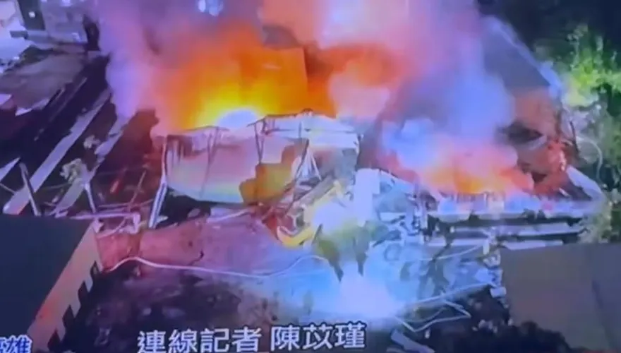 高雄成衣工廠大規模燃燒！屋頂全塌掉、變電箱爆炸
