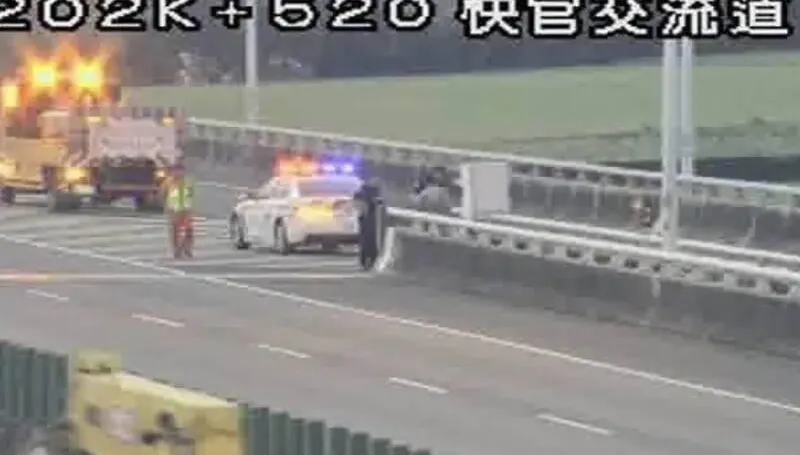 國道1號兇殺案！男子慘遭利刃狂刺「浴血丟包車道上」