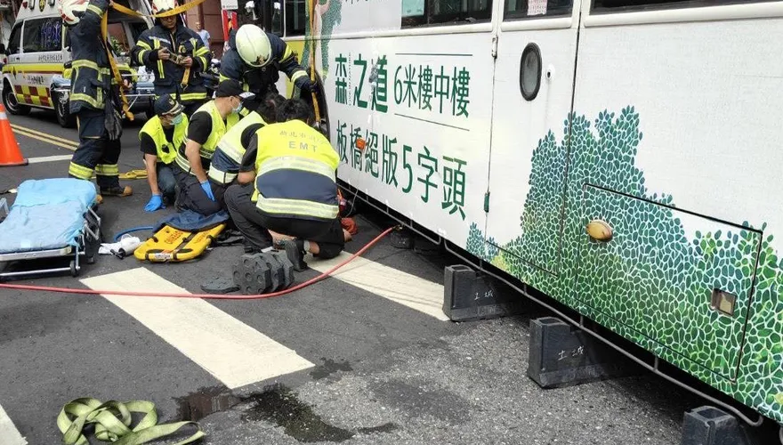 影/新北恐怖行人地獄！阿嬤過馬路「慘遭公車捲車底」