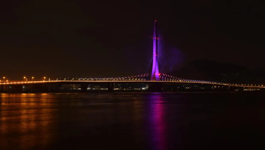 影/根本台灣新地標！淡江大橋「燈光展」來了　跨海夜景美哭