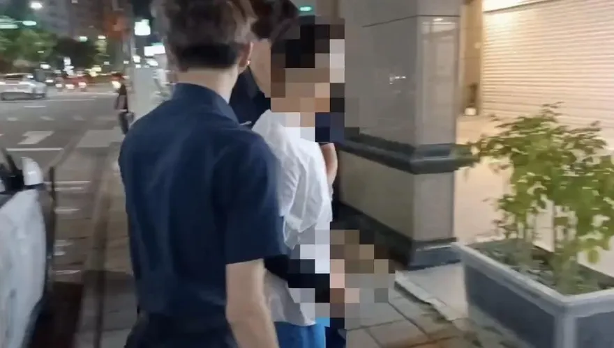 影/蘆洲湧蓮寺遶境私設香案封街　警方強勢排除逮通緝犯