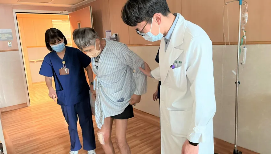 6旬水電師傅雙膝退化成O型腿　分兩次換關節找回行動力