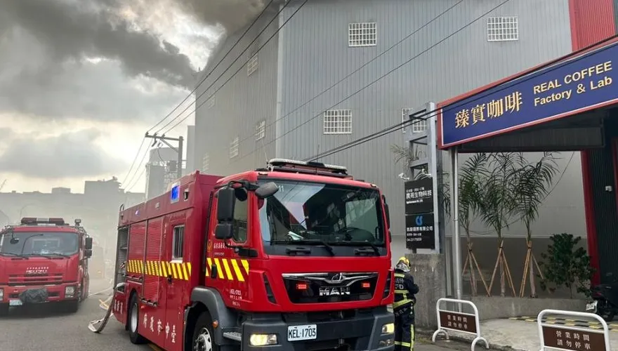 台中西屯鐵皮廠房倉庫火警　濃煙狂竄刺鼻惡臭飄散
