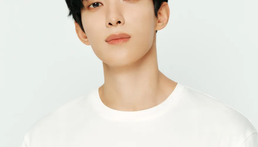 SVT DK化身秋冬穿搭範本！Baseline全新系列登場　限定折疊相框寵粉