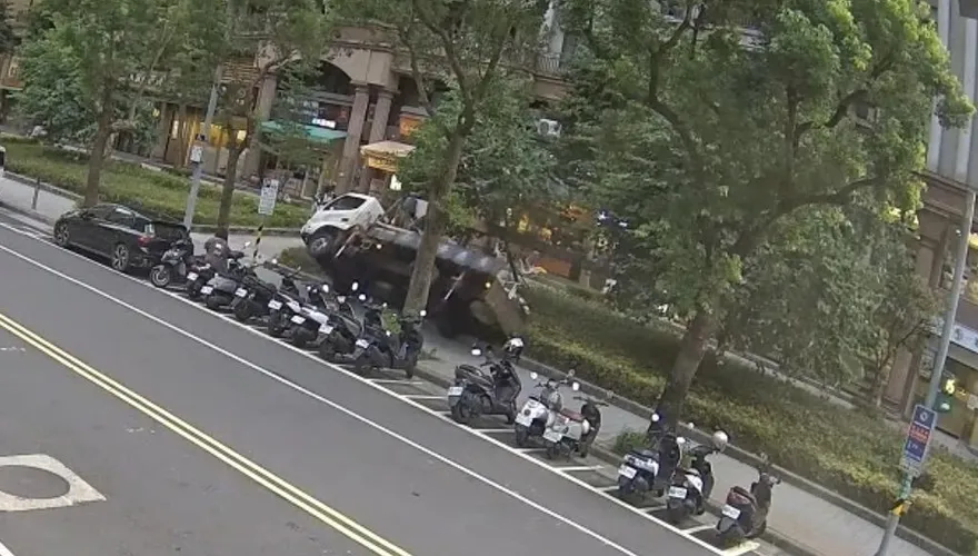 影/新北三峽工程吊車施工不慎翻覆　所幸無人受傷