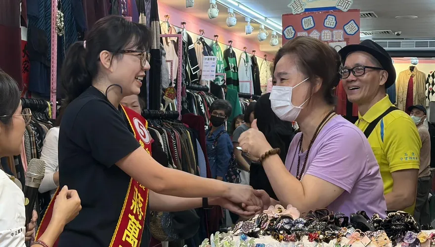 石舫亘代蔣萬安首度掃街拜票　謝寒冰：有賢內助大加分
