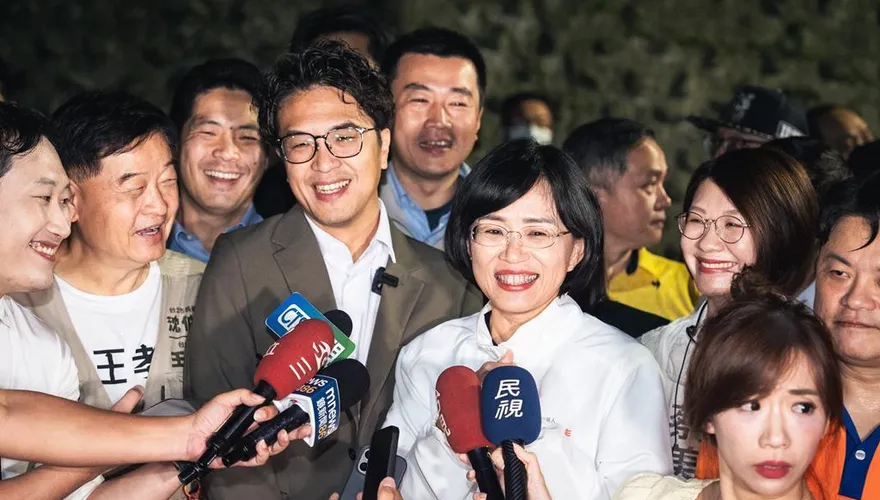 「洋流慧聚」汐止廟宇同台　蘇巧慧讚沈伯洋拜票本領：無人出其右
