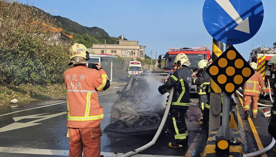 影/台2線金山段火燒車！駕駛急跳車逃生　整輛燒成廢鐵