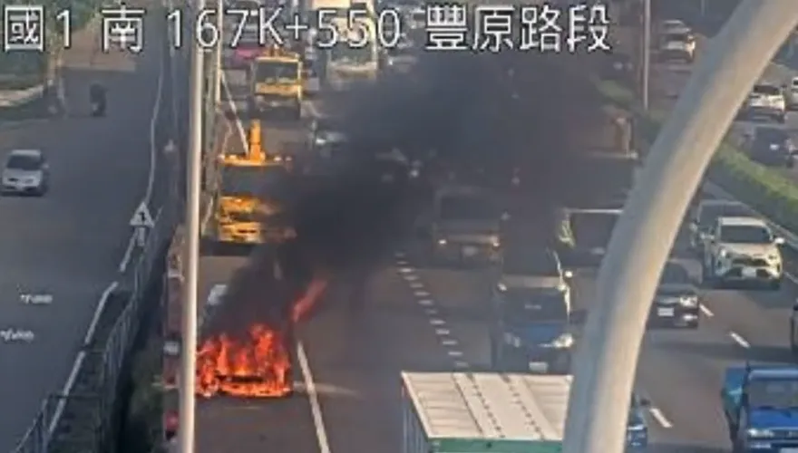 影/國1豐原段火燒車！豪華休旅「全面狂燃」慘淪廢鐵