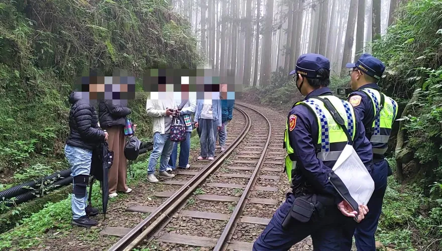 影/拍照打卡闖鐵軌GG！阿里山林鐵嚴查違規　9人重罰1萬起跳