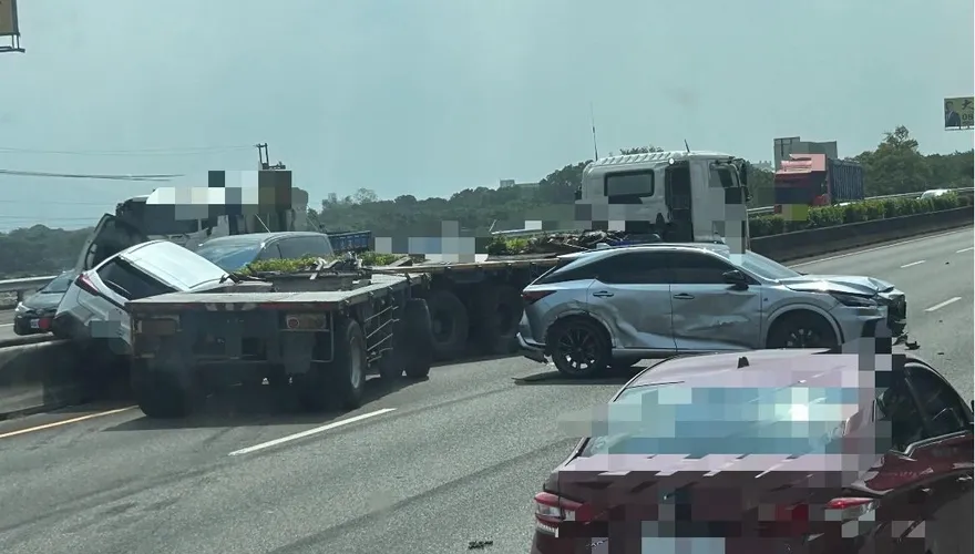 影/國1斗南段聯結車變換車道不當！釀4車連環撞　幸無人傷亡