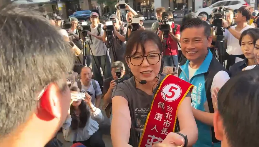 上午市場拜票不慎釀推擠　石舫亘下午親向記者握手致意