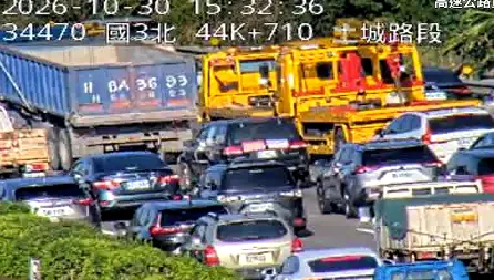 一度紫爆回堵8公里！國3土城段驚傳3車追撞　現場曝光