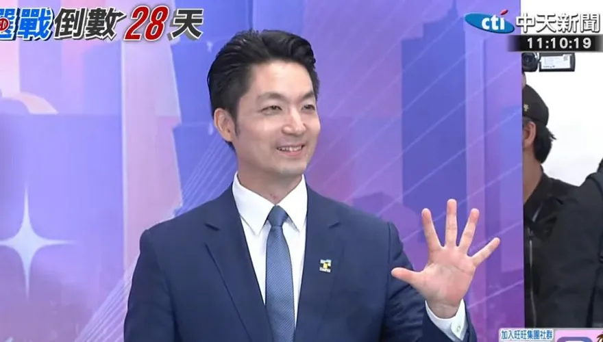 台北市長辯論會登場！蔣萬安戴「台北隊」徽章、深藍色西裝出戰