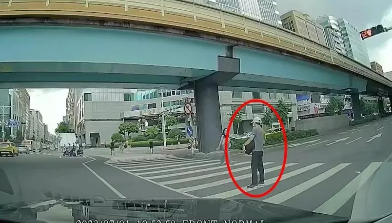 帝王變霸王！北市惡男站斑馬線「耗綠燈秒數」　交長：可以罰500