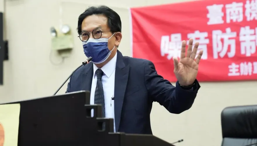 綠委曝「很多民進黨支持者」要幫郭台銘連署！網友狠酸：深綠郭粉等不及了