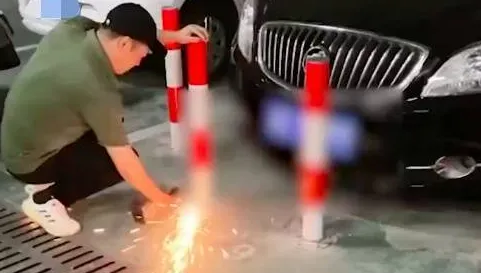 車位被占好生氣！狂打車主6通電話卻遇「拖延戰術」　他氣炸直接「焊接鐵柱圍車」