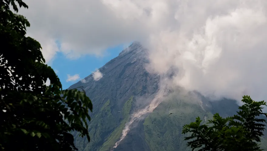 影/菲律賓「馬永火山」猛烈噴發　當局頒布「3級警戒」急撤3000人