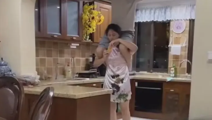 影/家裡燈泡壞掉卻找不到梯子　妻子直接「一肩扛起」丈夫...網大讚：娶對人了