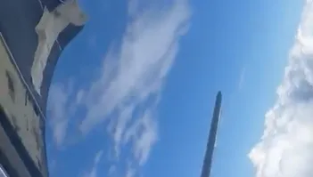影/機艙門「高空飛一半突彈開」　乘客怕爆仍拿手機錄驚悚一幕