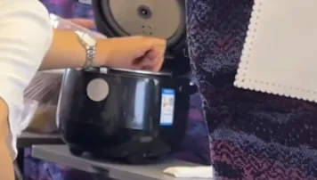 影/重慶大媽高鐵上搬飯鍋秀廚藝　網看傻眼：明天要煮火鍋嗎？