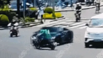 男騎士闖紅燈與跑車擦撞「飛上引擎蓋」　交警判需賠數十萬車損網讚爆