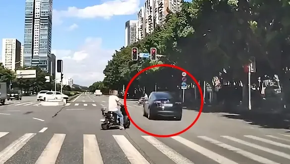 影/特斯拉闖紅燈撞上電動自行車　騎士噴飛數公尺高當場身亡
