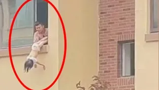 影/女童在房間小便惹怒父親　遭「頭上腳下」懸掛窗邊嚇壞路人