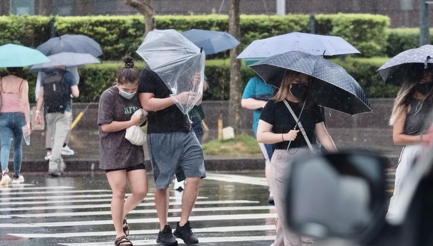 快訊/雨彈提前開炸！10縣市「大雨特報」　恐一路下到晚上