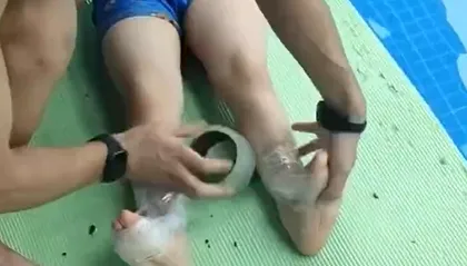 影/游泳教練為教小朋友正確踢水　出招用「膠帶纏腳踝」獲奇效