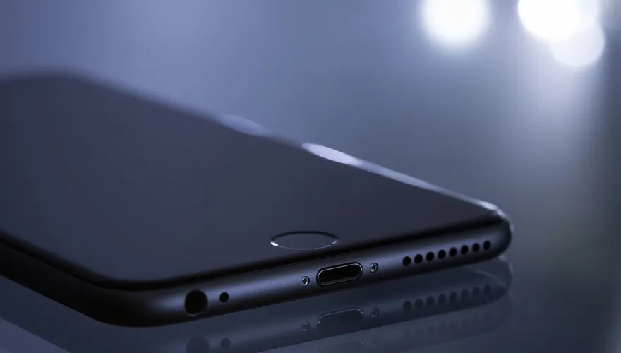 美國男駕車意外墜落百米懸崖「頭破血流」　靠著iPhone自動報警救回一命