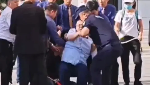身價上億董事長傳積欠2年薪水　慘遭多名員工圍毆在地