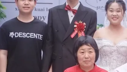 婚禮合照抓包新郎竟與「第三者」十指緊扣　新娘自嘲：我是局外人