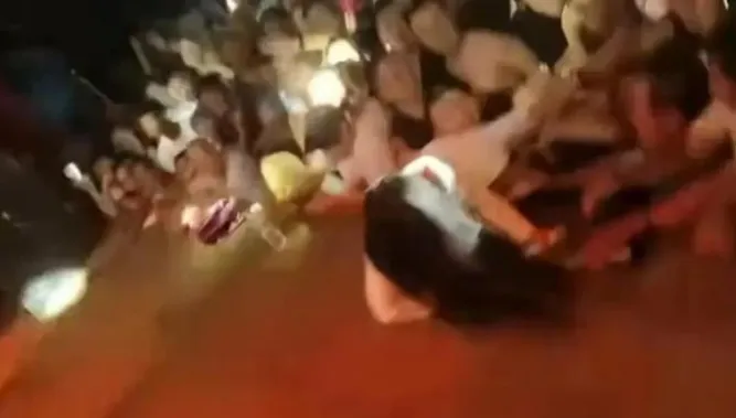 影/女歌手台上熱情表演　下秒突遭觀眾伸手拉下舞台慘摔
