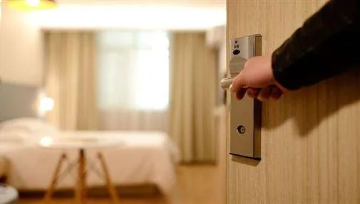 噁男夜闖飯店空房看謎片DIY　2女入住一開門！目睹「一柱擎天」崩潰