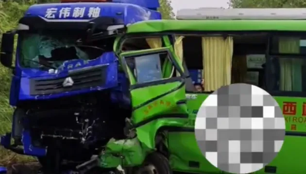 中型巴士撞曳引車「車頭全毀」3死3重傷　現場血跡斑斑乘客只能「躺地上」