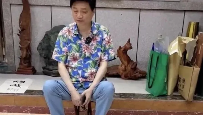 影/模樣憔悴！前《央視》大咖主持淪擺攤賣字畫　他認：養家糊口不丟臉
