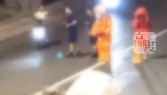影/天降白色「不明巨物」馬路被砸出大洞　防護服警消封路排查